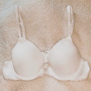 Lightly lined underwire bra